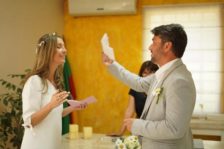Roberto e Jéssica lendo os votos no civil